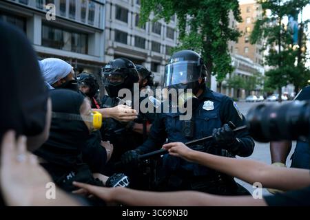 31. Mai 2020, Washington, District of Columbia, USA: Demonstranten stoßen bei einem Protest in Washington, D.C., USA, am Sonntag, 31. Mai auf die Polizei. 2020, nach dem Tod eines unbewaffneten Schwarzen durch die Polizei von Minnesota am 25. Mai 2020. Quelle: Stefani Reynolds/CNP (Bild: © Stefani Reynolds/CNP via ZUMA Wire) Stockfoto
