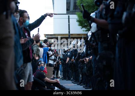 31. Mai 2020, Washington, District of Columbia, USA: Demonstranten stoßen am Sonntag, 31. Mai in Washington, D.C., USA auf Polizeibeamte zusammen. 2020, nach dem Tod eines unbewaffneten Schwarzen durch die Polizei von Minnesota am 25. Mai 2020. Quelle: Stefani Reynolds/CNP (Bild: © Stefani Reynolds/CNP via ZUMA Wire) Stockfoto