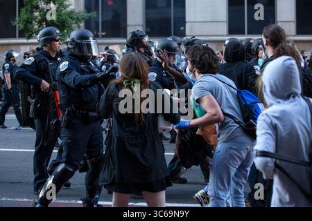 31. Mai 2020, Washington, District of Columbia, USA: Demonstranten stoßen am Sonntag, 31. Mai in Washington, D.C., USA auf Polizeibeamte zusammen. 2020, nach dem Tod eines unbewaffneten Schwarzen durch die Polizei von Minnesota am 25. Mai 2020. Quelle: Stefani Reynolds/CNP (Bild: © Stefani Reynolds/CNP via ZUMA Wire) Stockfoto