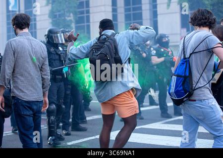 31. Mai 2020, Washington, District of Columbia, USA: Demonstranten stoßen am Sonntag, 31. Mai in Washington, D.C., USA auf Polizeibeamte zusammen. 2020, nach dem Tod eines unbewaffneten Schwarzen durch die Polizei von Minnesota am 25. Mai 2020. Quelle: Stefani Reynolds/CNP (Bild: © Stefani Reynolds/CNP via ZUMA Wire) Stockfoto