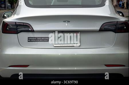 Zurück von einem Tesla-Auto mit dem Spruch... Ich habe das gekauft, bevor wir wussten, dass Elon ein verrückter Stoßfängeraufkleber ist Stockfoto