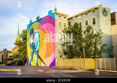 Cincinnati, Ohio, 30. Juli 2022: Eine Hommage an James Brown – einen der berühmtesten Musiker des 20. Jahrhunderts. Kunstwerk von Jenny Ustick Stockfoto