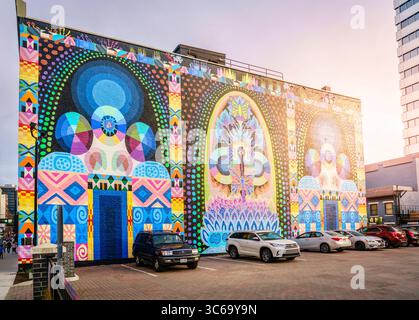 Cincinnati, Ohio, 30. Juli 2022: Visionary Reality Threshold Murral von Saya Woolfalk in der Walnut Street im Zentrum von Cincinnati, Ohio Stockfoto