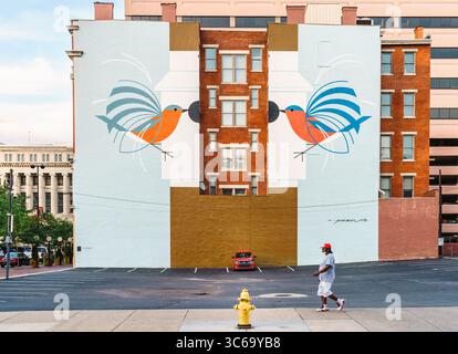 Cincinnati, Ohio, 30. Juli 2022: Homecoming (Blue Birds) Wandgemälde von Charley Harper an der East Court Street in der Innenstadt von Cincinnati, Ohio Stockfoto