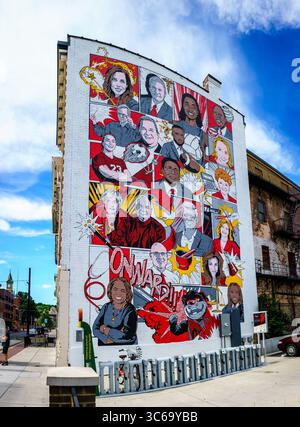 Cincinnati, Ohio, 30. Juli 2022: UC Alumni Murral von Nicole Trimble in der Vine Street im Over-the Rhine District von Cincinnati, Ohio Stockfoto