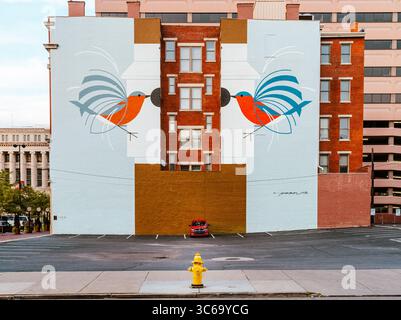 Cincinnati, Ohio, 30. Juli 2022: Homecoming (Blue Birds) Wandgemälde von Charley Harper an der East Court Street in der Innenstadt von Cincinnati, Ohio Stockfoto