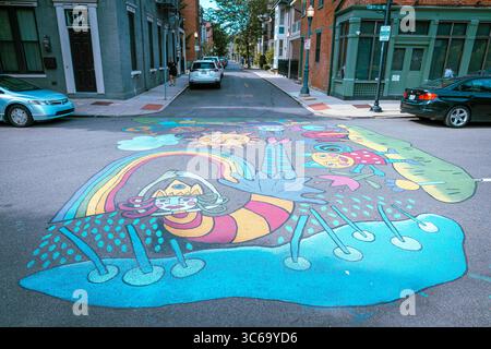 Cincinnati, Ohio, 30. Juli 2022: Straßenbild auf der 14th Street in der Innenstadt von Cincinnati, Ohio Stockfoto