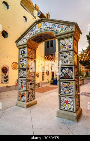 Cincinnati, Ohio, 30. Juli 2022: Der von den Kindern der Washington Park School geschaffene Torbogen wurde von den Kindern der Washington Park School geschaffen. Vine Street im Rhein-Bezirk Cincinnati, Ohio Stockfoto