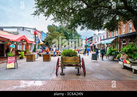 Savannah, GA, 28. Dezember 2023: Blick auf eine Fußgängerzone im historischen Viertel Savannah, Georgia Stockfoto