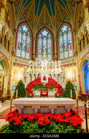 Savannah, GA, 28. Dezember 2023: Innenansicht der Kathedrale von St. Johannes dem Täufer Stockfoto