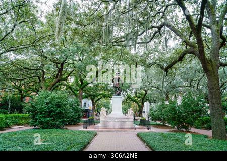28. Dezember 2023, Savannah, Georgia: Blick auf den Chippewa-Platz mit der Statue von General James Oglethorpe in Savannah, GA Stockfoto