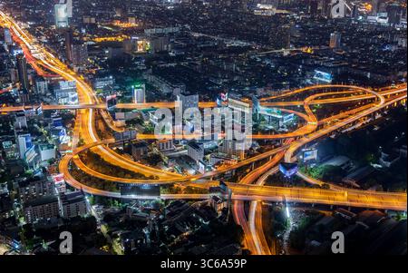 Hochwinkelansicht des weitläufigen Straßennetzes in Bangkok, Thailand, vom Baiyoke Tower aus aufgenommen Stockfoto