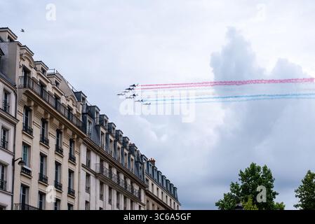 Die Patrouille acrobatique de France (französische Akrobatikpatrouille) fliegt am letzten Tag der Tour de France über Paris. Stockfoto