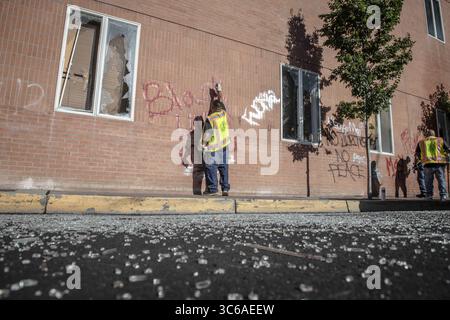 Juni 2020, Albuquerque, NM, USA: A1June 01, 2020 brach nach Mitternacht in Downtown Albuquerque Ein Aufstand aus, wo Unternehmen wie das Kimo Theater nahe der Ecke 5th und Central zerstört wurden. Die Abbildung zeigt Stadtarbeiter, die Graffiti aus Gebäuden entlang der 3rd Street in der Nähe der Central Avenue entfernen. Albuquerque, New Mexico. Roberto E. Rosales/Albuquerque Journal (Kreditbild: © Roberto E. Rosales/Albuquerque Journal via ZUMA Wire) Stockfoto