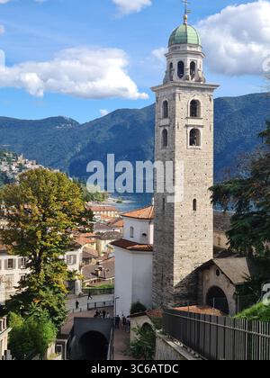 Lugano mit seinem wunderschönen See bietet atemberaubende Ausblicke mit seinen prächtigen Palästen, Kirchen, Glockentürmen, Booten und Padalos, seinen Geschäften und Parks. Stockfoto