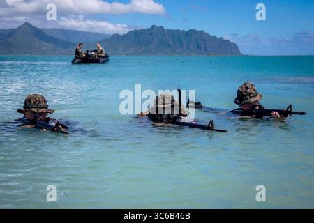 28. Mai 2020 - Marine Corps Base Hawaii, Hawaii, USA - US-Marines, die der Lima Company, 3. Bataillon, 3. Marineregiment, zugewiesen wurden, erkunden ihr Gelände während einer amphibischen Angriffsübung auf der Marine Corps Base Hawaii am 28. Mai 2020. Bravo Kompanie, 1. Bataillon, 3. Marineregiment, und Lima Kompanie, 3. Bataillon, das 3D Marine Regiment führte eine amphibische Angriffsübung und militärische Operationen in urbanem Gelände durch, um die Fähigkeiten der litoralen Mobilität im 3D Marine Regiment zu erhöhen und die Ziele des Kommandanten des Marine Corps 2030 Force Design voranzutreiben. (Kreditbild: © U.S. Marines/ZUMA Wir Stockfoto