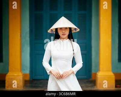 Vietnamesische Frau in ao dai, Hoi an, Provinz Quảng Nam, Vietnam Stockfoto