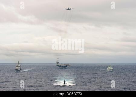 31. Mai 2020 - Atlantik - die Royal Canadian Navy Halifax-Klasse Fregatte HMCS Ville de Quebec (FFH 332) rechts, das Los Angeles-Klasse Schnellangriff-U-Boot USS Montpelier (SSN 765), der Nimitz-Klasse Flugzeugträger USS Harry S. Truman (CVN 75) und der Ticonderoga-Klasse Lenkraketenkreuzer USS Normandie (CG 60), 2020 die im Mai 31 in Formation mit einer Royal Canadian Air Force im Atlantik im Mai 140, während der Nordsee-Übung. Die Harry S. Truman Carrier Strike Group (HSTCSG) bleibt auf See im Atlantischen Ozean als zertifizierte Carrier Strike Group Force Stockfoto