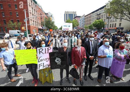 4. Juni 2020, New York, New York, USA: Demonstranten während einer Akte zum Gedenken an George Floyd in der Nachbarschaft Harlem auf der Insel Manhattan in New York City in den Vereinigten Staaten am Donnerstag, 04. Proteste im ganzen Land wurden nach dem Tod von George Floyd am 25. Mai motiviert, nachdem er 8 Minuten und 46 Sekunden lang vom weißen Polizisten Derek Chauvin in Minneapolis erstickt worden war. (Kreditbild: © Vanessa Carvalho/ZUMA Wire) Stockfoto