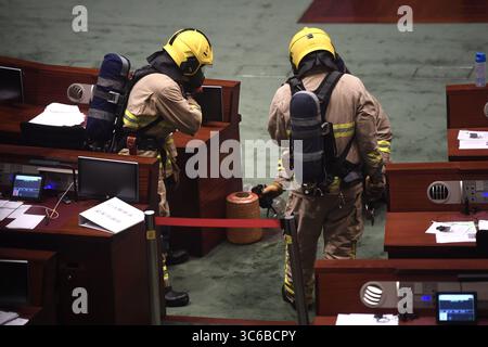 4. Juni 2020, Hongkong, China: Die Oppositionsfraktion versuchte, die Erörterung des National Hymne Bill zu stoppen, indem sie am 4. Juni 2020 in Hongkong, China stinkende Flüssigkeit spritzte. (Kreditbild: © TPG via ZUMA Press) Stockfoto