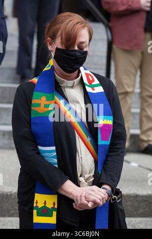 5. Juni 2020, Seattle, Washington, USA: Ein Mitglied des Klerus betet während einer Mahnwache in der St. James Cathedral in Seattle am Freitag, 5. Juni 2020. Klerus aus vielen Glaubenstraditionen versammelten sich zu einem „Moment des Gebets und des Klagens“, um zu beten und acht Minuten, 46 Sekunden der Stille zu halten, zum Gedenken an George Floyd. (Foto: © Paul Christian Gordon/ZUMA Wire) Stockfoto