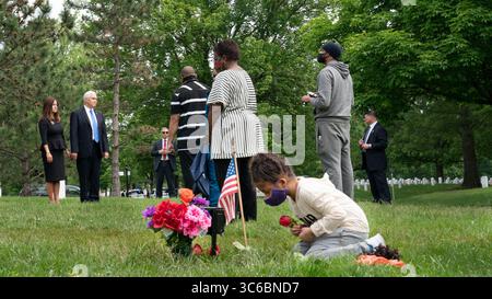 25. Mai 2020, Arlington, Va, Vereinigte Staaten von Amerika: Vizepräsident Mike Pence und Second Lady Karen Pence sprechen mit Gästen während eines Memorial Day Besuchs auf dem Arlington National Cemetery am Montag, 25. Mai 2020, in Arlington, Virginia. Leute: Vizepräsident Mike Pence und Second Lady Karen Pence (Kreditbild: © SMG Via ZUMA Wire) Stockfoto