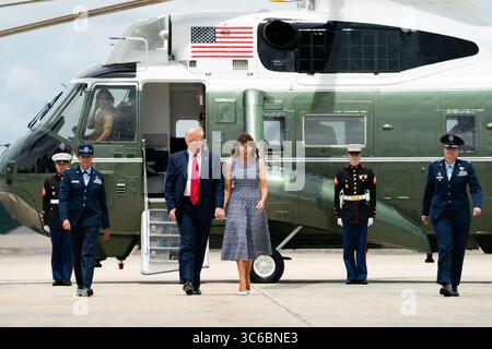 27. Mai 2020, Orlando, Florida, Vereinigte Staaten von Amerika: Präsident Donald J. Trump und First Lady Melania Trump werden von Oberst Kimberly Welter und Major Ingrid Muniz der United States Air Force von Marine One zur Air Force One auf der Joint Base Andrews, MD. Begleitet Mittwoch, 27. Mai 2020, auf dem Weg zur NASA Shuttle Landing Facility in Orlando, Florida. Leute: Präsident Donald J. Trump und First Lady Melania Trump. (Kreditbild: © SMG via ZUMA Wire) Stockfoto