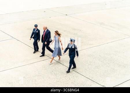27. Mai 2020, Orlando, Florida, Vereinigte Staaten von Amerika: Präsident Donald J. Trump und First Lady Melania Trump werden von Oberst Kimberly Welter und Major Ingrid Muniz der United States Air Force von Marine One zur Air Force One auf der Joint Base Andrews, MD. Begleitet Mittwoch, 27. Mai 2020, auf dem Weg zur NASA Shuttle Landing Facility in Orlando, Florida. Leute: Präsident Donald J. Trump und First Lady Melania Trump. (Kreditbild: © SMG via ZUMA Wire) Stockfoto