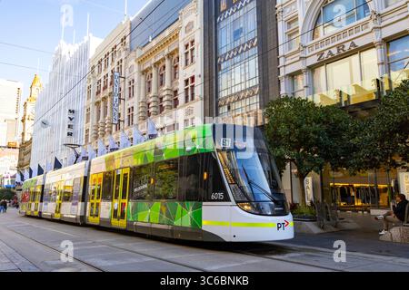 Bourke Street Mall im Stadtzentrum von Melbourne mit Melbourne Yarra Trams vorbei an den Kaufhäusern Myer, Zara und David Jones in Victoria, Australien Stockfoto