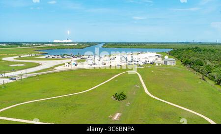 30. Mai 2020, Cape Canaveral, Florida, Vereinigte Staaten von Amerika: Der Start der SpaceX Demonstration Mission 2 wird während des Besuchs von Präsident Donald J. Trump, Vizepräsident Mike Pence und Second Lady Karen Pence am Samstag, 30. Mai 2020 im Kennedy Space Center Operational Support Building in Cape Canaveral, Florida, gesehen. Leute: Präsident Donald J. Trump, Vizepräsident Mike Pence, Second Lady Karen Pence. (Kreditbild: © SMG via ZUMA Wire) Stockfoto