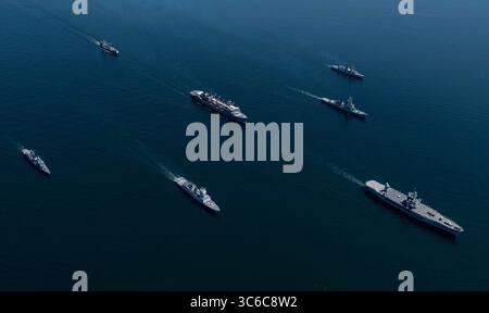 8. Juni 2020, Baltic Sea, Vereinigte Staaten: Marineschiffe aus NATO-Mitgliedsstaaten im Segel während der Übung Baltic Operations 8. Juni 2020 in der Ostsee. Die abgebildeten Schiffe sind: Fregatte der Halifax-Klasse HMCS Fredericton, Fregatte der Bremen-Klasse FGS Lübeck, Nachfüllöler der Rhone-Klasse FGS Rhoen, Fridtjof Nansen-Klasse HNoMS Otto Suerdrup, Kommandoschiff der Blue Ridge-Klasse USS Mount Whitney, US Navy Arleigh Burke-Klasse Lenkraketen-Zerstörer USS und Donald Cook Stockfoto