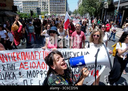 9. Juni 2020, Athen, Griechenland: Demonstranten skandieren Parolen bei Demonstrationen gegen Bildungsreformen. (Kreditbild: © Aristidis VafeiadakisZUMA Wire) Stockfoto