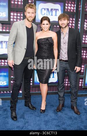 19. Juni 2010, Nashville, Tennessee, Vereinigte Staaten von Amerika: NASHVILLE, TN – 09. JUNI: Lady Antebellum kommt am 9. Juni 2010 bei den CMT Music Awards 2010 in der Bridgestone Arena in Nashville, Tennessee an. Lady A ist eine US-amerikanische Country-Musikgruppe, die 2006 in Nashville, Tennessee gegründet wurde. Die Gruppe besteht aus Hillary Scott, Charles Kelley und Dave Haywood. Leute: Hillary Scott, Charles Kelley, Dave Haywood (Credit Image: © SMG via ZUMA Wire) Stockfoto