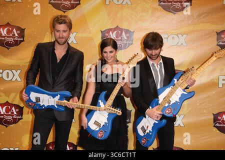 8. Dezember 2010, Las Vegas, Nevada, Vereinigte Staaten von Amerika: LAS VEGAS, NV - 6. DEZEMBER: Lady Antebellum bei den American Country Awards 2010 in der Grand Garden Arena des MGM Grand Hotel & Casino am 6. Dezember 2010 in Las Vegas, Nevada. Lady A ist eine US-amerikanische Country-Musikgruppe, die 2006 in Nashville, Tennessee gegründet wurde. Die Gruppe besteht aus Hillary Scott, Charles Kelley und Dave Haywood. Leute: Hillary Scott, Charles Kelley, Dave Haywood (Credit Image: © SMG via ZUMA Wire) Stockfoto