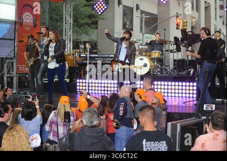 31. Dezember 2008, Manhattan, New York, Vereinigte Staaten von Amerika: NEW YORK, New YORK – SEPTEMBER 30: Charles Kelley, Hilary Scott und Dave Haywood treten auf NBC's Today Show am 30. September 2014 in New York auf. Lady A ist eine US-amerikanische Country-Band, die 2006 in Nashville, Tennessee gegründet wurde. Die Gruppe besteht aus Hillary Scott, Charles Kelley und Dave Haywood. Leute: Hillary Scott, Charles Kelley, Dave Haywood (Credit Image: © SMG via ZUMA Wire) Stockfoto