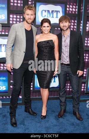 10. Juni 2010, Nashville, Tennessee, Vereinigte Staaten von Amerika: NASHVILLE, TN – 09. JUNI: Lady Antebellum kommt am 9. Juni 2010 bei den CMT Music Awards 2010 in der Bridgestone Arena in Nashville, Tennessee an. Lady A ist eine US-amerikanische Country-Musikgruppe, die 2006 in Nashville, Tennessee gegründet wurde. Die Gruppe besteht aus Hillary Scott, Charles Kelley und Dave Haywood. Leute: Hillary Scott, Charles Kelley, Dave Haywood (Credit Image: © SMG via ZUMA Wire) Stockfoto