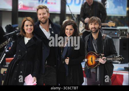 12. November 2013, Manhattan, New York, Vereinigte Staaten von Amerika: NEW YORK, New YORK – 11. NOVEMBER: Sarah Palin tritt auf und Lady Antebellum spielt am 11. November 2013 ein spezielles Veteran's Day Concert auf NBC's Today am Rockefeller Plaza in New York, New York. Lady A ist eine US-amerikanische Country-Band, die 2006 in Nashville, Tennessee gegründet wurde. Die Gruppe besteht aus Hillary Scott, Charles Kelley und Dave Haywood. Leute: Hillary Scott, Charles Kelley, Dave Haywood (Credit Image: © SMG via ZUMA Wire) Stockfoto