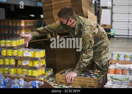 9. Juni 2020 – North Carolina, USA – North Carolina Army National Guard, Pvt. John Young, der 1454th Transportation Company zugeteilt wurde, sortiert und verpackt Lebensmittel für die zukünftige Verteilung im Inter-Faith Food Shuttle in Durham N.C., 9. Juni 2020. Die NCNG arbeitet mit dem North Carolina Emergency Management, dem N.C. Department of Health and Human Services und lokalen Lebensmittelbanken zusammen, um COVID-19-Hilfsmaßnahmen zu unterstützen. (Bild: © U.S. Army/ZUMA Wire/ZUMAPRESS.com) Stockfoto