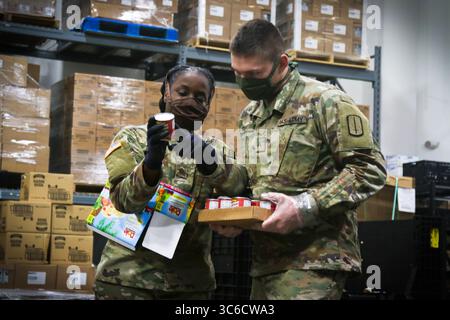 9. Juni 2020 – North Carolina, USA – SHA-Teisa Sharpe (links), der 694th Maintenance Company zugeteilt wurde, diskutiert mit Pvt. John Young, der 1454th Transportation Company zugeteilt wurde, im Inter-Faith Food Shuttle in Durham N.C., 9. Juni 2020. Die NCNG arbeitet mit dem North Carolina Emergency Management, dem N.C. Department of Health and Human Services und lokalen Lebensmittelbanken zusammen, um COVID-19-Hilfsmaßnahmen zu unterstützen. (Bild: © U.S. Army/ZUMA Wire/ZUMAPRESS.com) Stockfoto