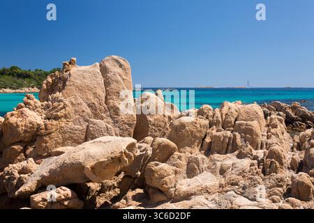 Romazzino, Costa Smeralda, Gallura, Sardinien, Italien. Riesige Granitfelsen und klares türkisfarbenes Wasser vor der Spiaggia del Principe. Stockfoto