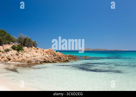 Romazzino, Costa Smeralda, Gallura, Sardinien, Italien. Blick von der Spiaggia del Principe über türkisfarbenes Wasser auf die ferne Insel Mortorio. Stockfoto