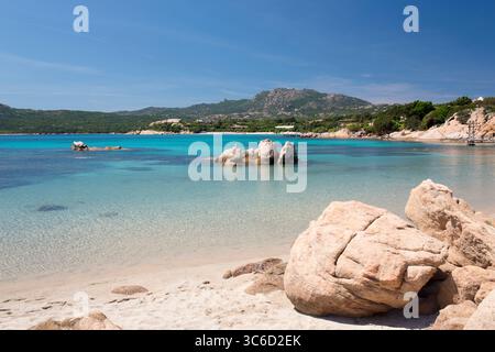 Capriccioli, Costa Smeralda, Gallura, Sardinien, Italien. Blick von der Spiaggia di Capriccioli (Westen) über Cala di Volpe, riesige Granitfelsen am Ufer. Stockfoto