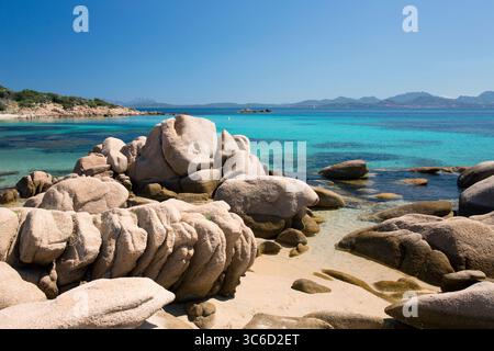 Capriccioli, Costa Smeralda, Gallura, Sardinien, Italien. Blick von der Spiaggia di Capriccioli (Westen) über Cala di Volpe, riesige Granitfelsen am Ufer. Stockfoto