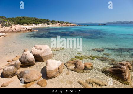 Capriccioli, Costa Smeralda, Gallura, Sardinien, Italien. Blick von der Spiaggia di Capriccioli (Westen) über Cala di Volpe, Granitblöcke am Ufer. Stockfoto