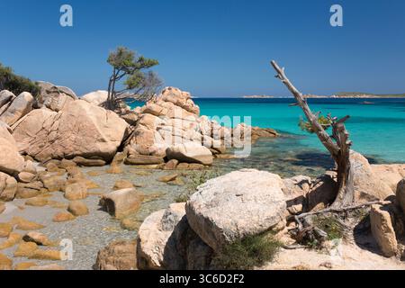 Capriccioli, Costa Smeralda, Gallura, Sardinien, Italien. Blick über die felsige Bucht zum klaren türkisfarbenen Wasser vor der Spiaggia di Capriccioli (Osten). Stockfoto