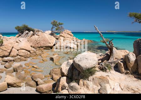 Capriccioli, Costa Smeralda, Gallura, Sardinien, Italien. Blick über die felsige Bucht zum klaren türkisfarbenen Wasser vor der Spiaggia di Capriccioli (Osten). Stockfoto