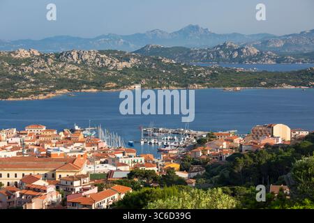 La Maddalena, Nationalpark La Maddalena Archipel, Gallura, Sardinien, Italien. Blick über die Stadt von einem Hügel, Cala Gavetta Marina prominent. Stockfoto