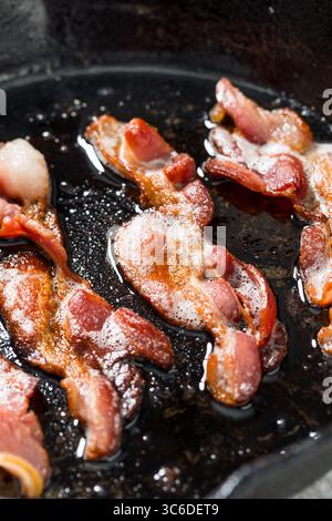 Fettiger, gekochter, knuspriger Speck in einer Skillet Stockfoto