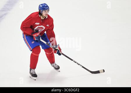 7. Januar 2021: Der Verteidiger Alexander Romanov (27) der Montreal Canadiens verfolgt das Spiel während des Trainingslagers der Montreal Canadiens im Bell Sports Complex in Brossard, Québec. David Kirouac/CSM(Credit Image: &Copy; David Kirouac/CSM via ZUMA Wire) Stockfoto
