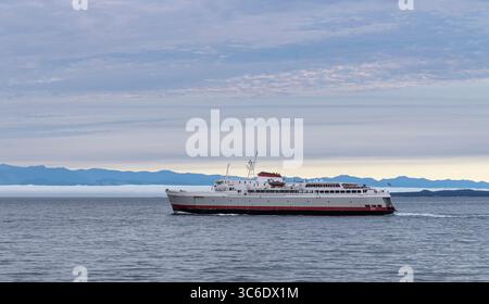 MV Coho von der Black Ball Ferry Line überquert die Juan de Fuca Straße auf ihrer Route von Victoria, British Columbia, Kanada nach Port Angeles, Washington, USA. Stockfoto